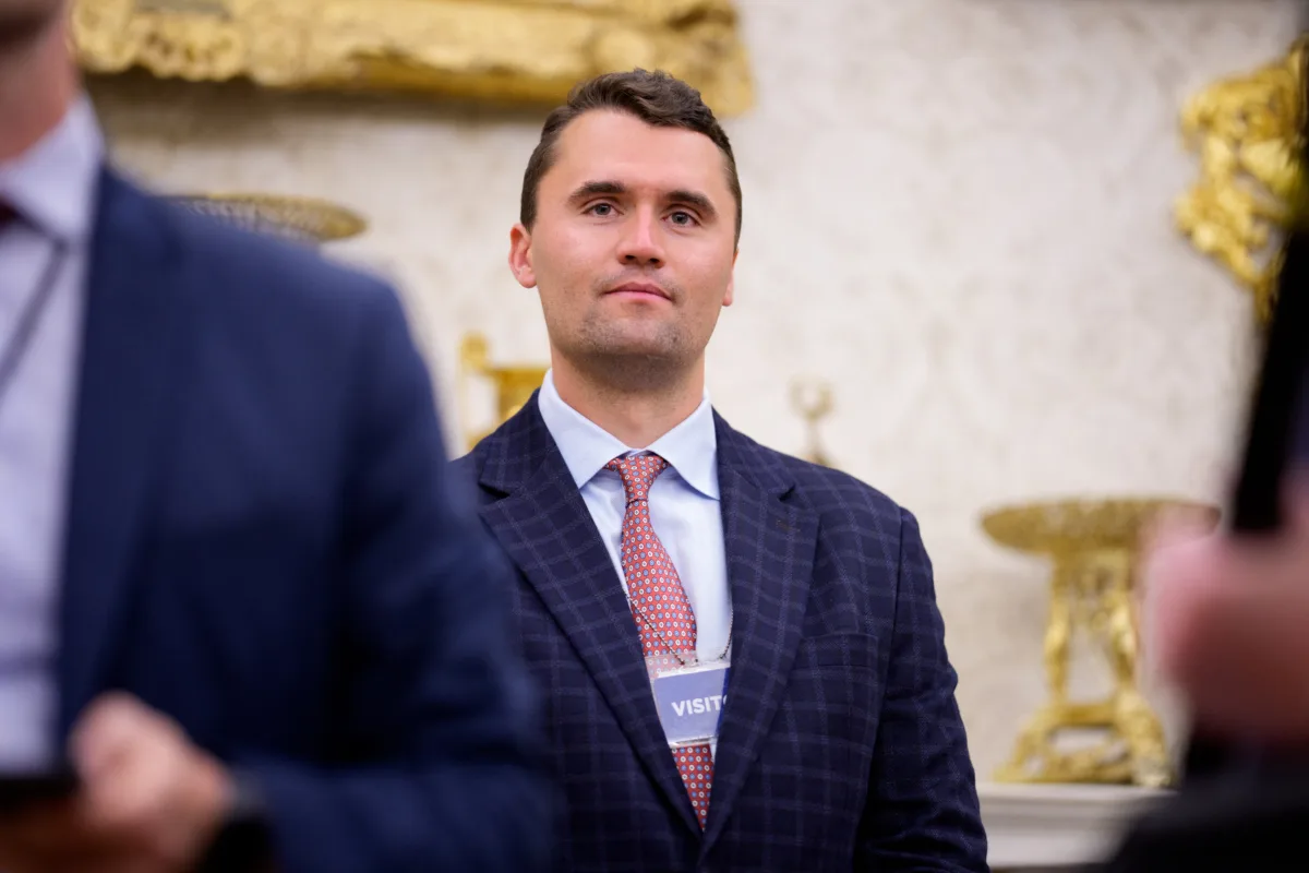 Aterrador asesinato del influencer Charlie Kirk en Estados Unidos 8 Aterrador asesinato del influencer Charlie Kirk en Estados Unidos El activista conservador estadounidense Charlie Kirk, cercano a Donald Trump y cofundador de Turning Point USA, murió este miércoles después de recibir un disparo durante una charla en la Universidad Utah Valley (UVU), frente a más de 2.000 personas.