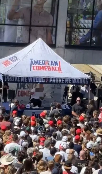 Aterrador asesinato del influencer Charlie Kirk en Estados Unidos El activista conservador estadounidense Charlie Kirk, cercano a Donald Trump y cofundador de Turning Point USA, murió este miércoles después de recibir un disparo durante una charla en la Universidad Utah Valley (UVU), frente a más de 2.000 personas.