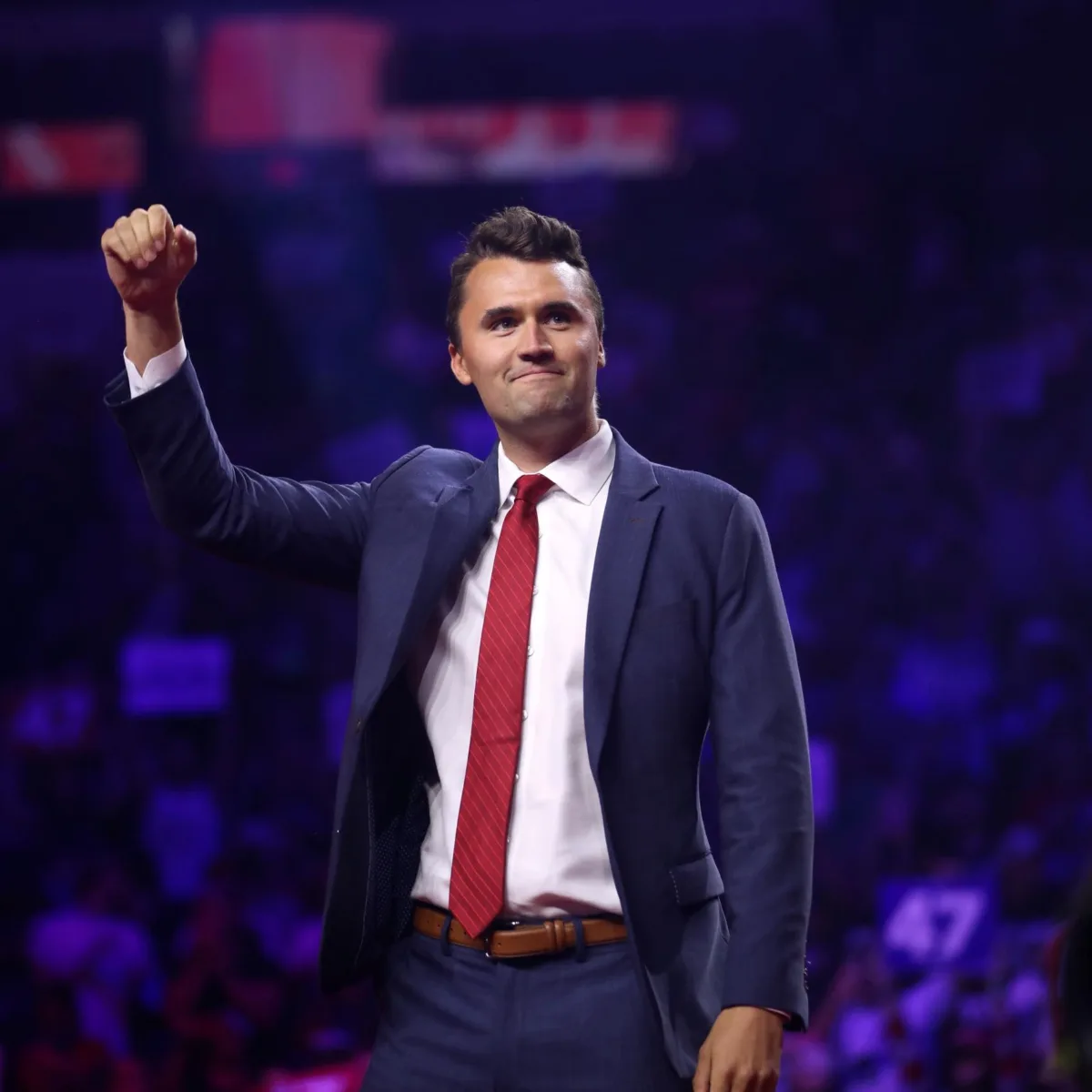 Aterrador asesinato del influencer Charlie Kirk en Estados Unidos El activista conservador estadounidense Charlie Kirk, cercano a Donald Trump y cofundador de Turning Point USA, murió este miércoles después de recibir un disparo durante una charla en la Universidad Utah Valley (UVU), frente a más de 2.000 personas.