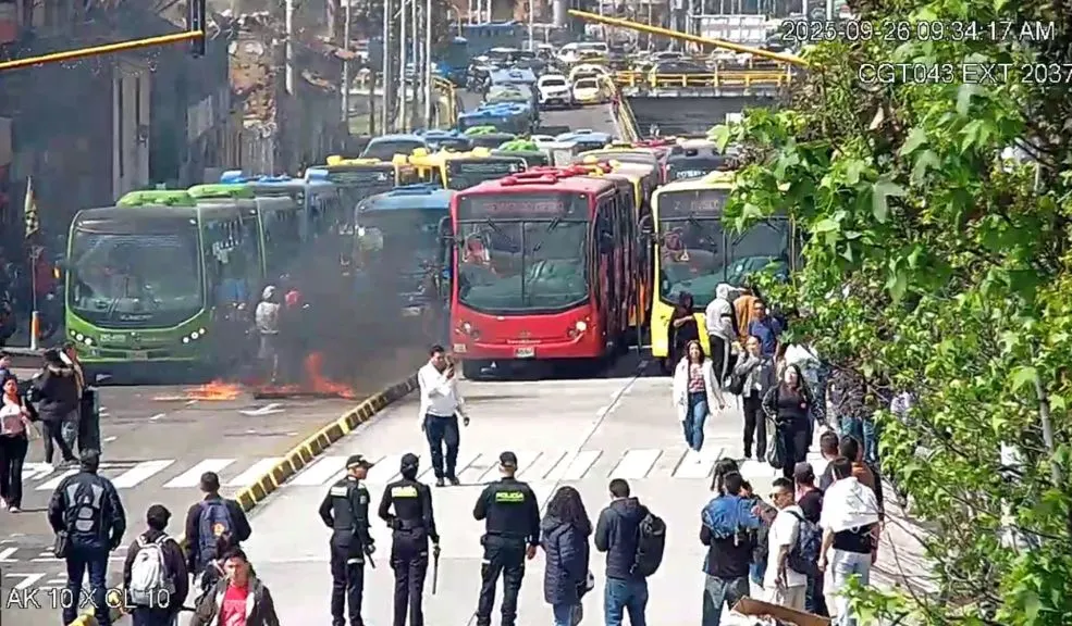 Se restablece la movilidad en la Carrera 10: cinco estaciones de TransMilenio reabren Tras dos horas de bloqueo por manifestaciones de vendedores ambulantes, se restableció la movilidad en la Carrera 10 con Calle 10, en el centro de Bogotá. TransMilenio opera con normalidad.