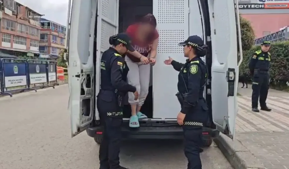 En Soacha cayó alias 'Angélica', la mujer que, al parecer, drogó a un hombre para luego robarlo 1 En Soacha cayó alias 'Angélica', la mujer que, al parecer, drogó a un hombre para luego robarlo Alias 'Angélica' fue capturada en Soacha. Se le acusa de contactar a un hombre por redes sociales para drogarlo en un bar en el sector de Galerías, robar sus pertenencias y obligarlo a transferir dinero de sus cuentas bancarias.