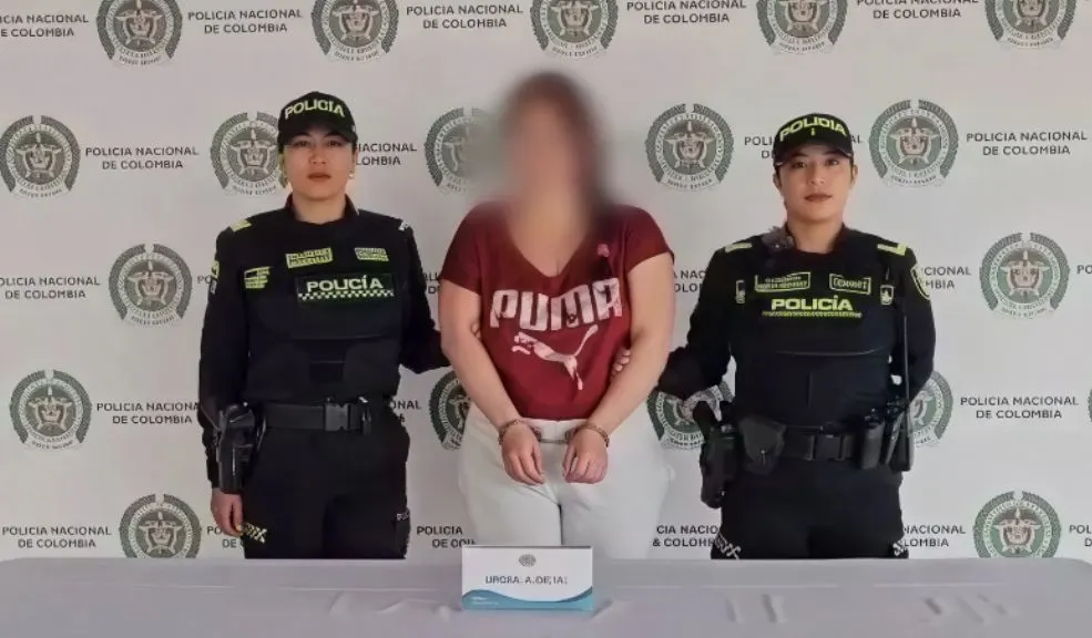 En Soacha cayó alias 'Angélica', la mujer que, al parecer, drogó a un hombre para luego robarlo 9 En Soacha cayó alias 'Angélica', la mujer que, al parecer, drogó a un hombre para luego robarlo Alias 'Angélica' fue capturada en Soacha. Se le acusa de contactar a un hombre por redes sociales para drogarlo en un bar en el sector de Galerías, robar sus pertenencias y obligarlo a transferir dinero de sus cuentas bancarias.