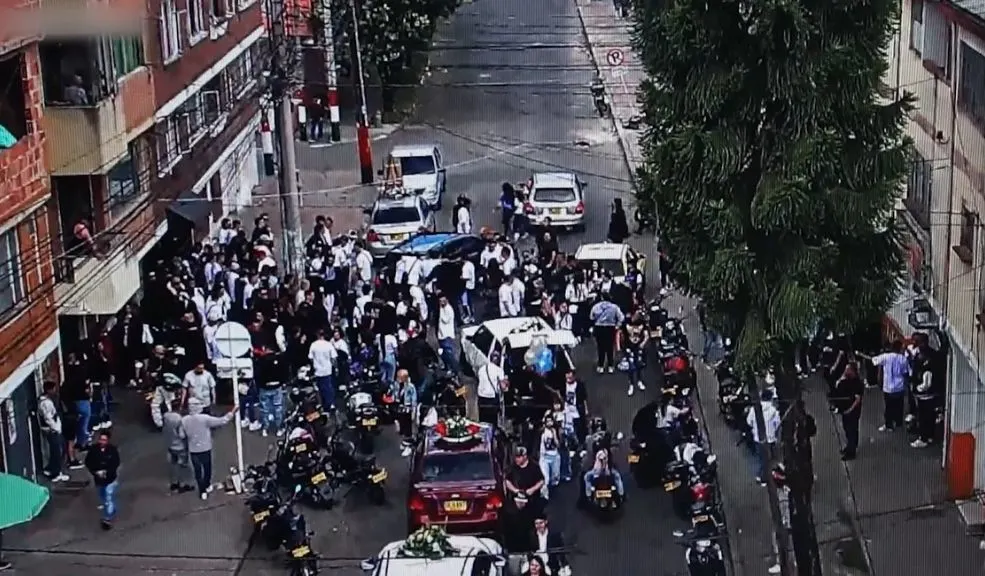 En video: lo pillaron disparando al aire en un funeral, en Molinos, y la Policía lo capturó Durante un funeral en el barrio Molinos, un sujeto sacó un arma y disparó al aire, provocando temor entre los asistentes. Sin embargo, gracias al seguimiento realizado por el C4, la Policía lo capturó. Así ocurrió el operativo.