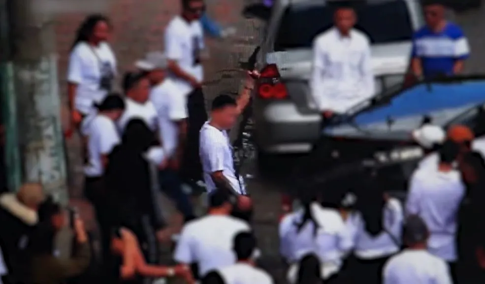 En video: lo pillaron disparando al aire en un funeral, en Molinos, y la Policía lo capturó Durante un funeral en el barrio Molinos, un sujeto sacó un arma y disparó al aire, provocando temor entre los asistentes. Sin embargo, gracias al seguimiento realizado por el C4, la Policía lo capturó. Así ocurrió el operativo.