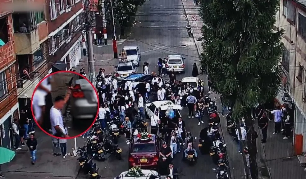 En video: lo pillaron disparando al aire en un funeral, en Molinos, y la Policía lo capturó 10 En video: lo pillaron disparando al aire en un funeral, en Molinos, y la Policía lo capturó Durante un funeral en el barrio Molinos, un sujeto sacó un arma y disparó al aire, provocando temor entre los asistentes. Sin embargo, gracias al seguimiento realizado por el C4, la Policía lo capturó. Así ocurrió el operativo.