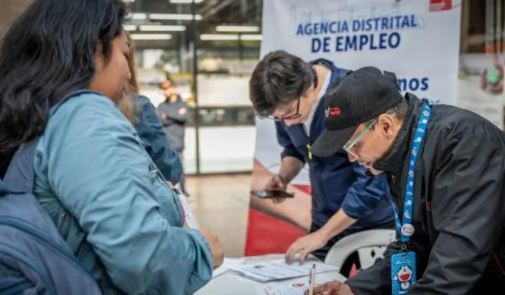 ¡Ojo! Bogotá abre convocatoria virtual de 427 vacantes laborales En Bogotá, la Alcaldía abrió 427 vacantes de empleo virtuales con salarios de hasta seis millones de pesos y requisitos accesibles. ¡Tiene plazo para postularte hasta el 27 de septiembre!