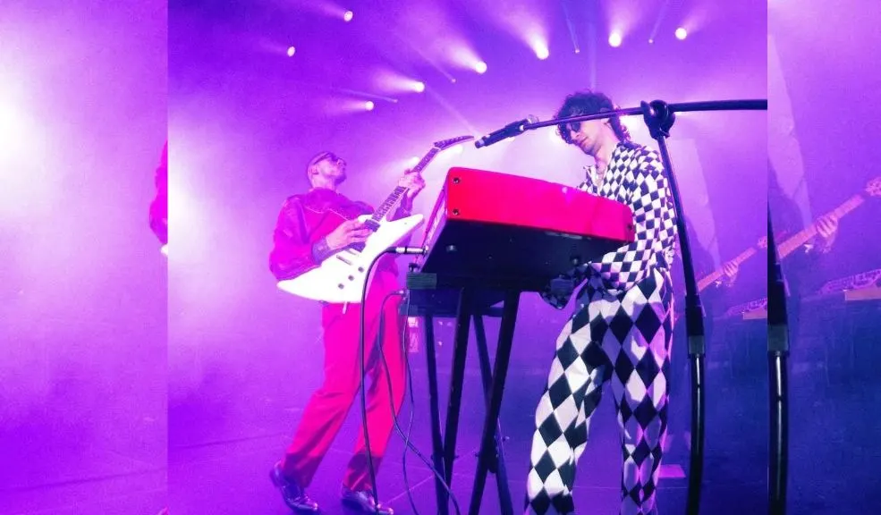 Bogotá se moverá al ritmo de Duplat, ‘El Príncipe de Chapinero’, en Bonfire 1 Bogotá se moverá al ritmo de Duplat, ‘El Príncipe de Chapinero’, en Bonfire Duplat, el artista que rompe las barreras entre el piano clásico y el pop contemporáneo, se presentará el próximo 4 de diciembre en el recinto Bonfire de Bogotá. Durante el concierto, cantará temas como 'Gigantes', 'Hasta Nunca', y colaboraciones como 'Dulce y Amarga' con Andrés Cepeda y 'Fresa' con Manuel Medrano.