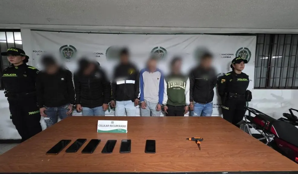 En el Barrio San Fernando capturan a seis personas y recuperan varias motocicletas 1 En el Barrio San Fernando capturan a seis personas y recuperan varias motocicletas Gracias al llamado de una víctima del robo de una motocicleta, la Policía logró la captura de seis personas señaladas de cometer hurtos de este tipo en el barrio San Fernando de Barrios Unidos.