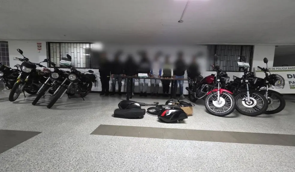 En el Barrio San Fernando capturan a seis personas y recuperan varias motocicletas 3 En el Barrio San Fernando capturan a seis personas y recuperan varias motocicletas Gracias al llamado de una víctima del robo de una motocicleta, la Policía logró la captura de seis personas señaladas de cometer hurtos de este tipo en el barrio San Fernando de Barrios Unidos.