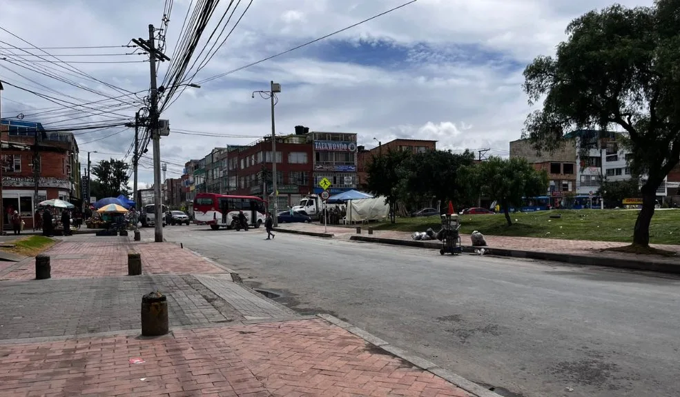 Bosa: ataque a bala en El Recreo dejó dos heridos En el barrio El Recreo, localidad de Bosa, un ataque a bala contra un hombre en un puesto de verduras dejó dos personas heridas y generó pánico entre los vecinos.