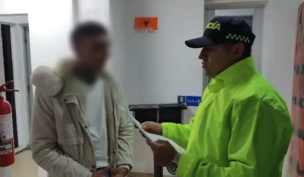 Soacha: capturan a 2 hermanos por el asesinato de hombre en el barrio San Marcos 1 Soacha: capturan a 2 hermanos por el asesinato de hombre en el barrio San Marcos La Policía Nacional capturó a dos hermanos señalados de asesinar con arma blanca a un hombre de 41 años en el barrio San Marcos, comuna 6 de Soacha.