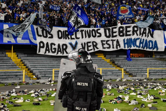 A Millonarios le salió cara la protesta que hizo un grupo de sus hinchas con los zapatos 1 A Millonarios le salió cara la protesta que hizo un grupo de sus hinchas con los zapatos El Comité Disciplinario sancionó y multó a Millonarios, tras la protesta de hinchas, quienes lanzaron zapatos a la cancha en el partido contra Unión Magdalena. Le contamos de qué se trata la medida.