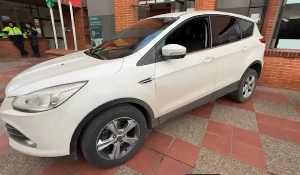 Caen atracadores que tenían azotada a Engativá por el robo de carros La madrugada en dos sectores de Bogotá terminó en película: una persecución a toda velocidad, que inició en Engativá, por el robo de una camioneta, acabó en Bosa con la captura de cinco ladrones, entre ellos dos extranjeros que tenían azotados a los dueños de carros. La Policía los mandó derechito a la cárcel.