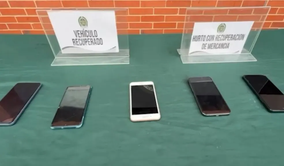 Caen atracadores que tenían azotada a Engativá por el robo de carros La madrugada en dos sectores de Bogotá terminó en película: una persecución a toda velocidad, que inició en Engativá, por el robo de una camioneta, acabó en Bosa con la captura de cinco ladrones, entre ellos dos extranjeros que tenían azotados a los dueños de carros. La Policía los mandó derechito a la cárcel.