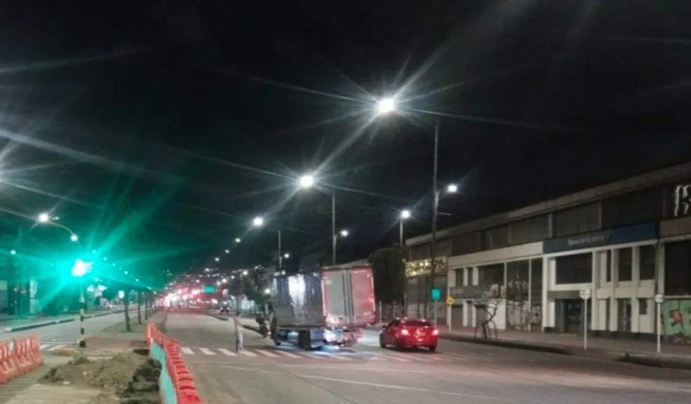 Caos en Las Américas: obras y choque colapsan movilidad en Puente Aranda Un caos monumental se presentó en la Avenida Las Américas, una de las arterias más importantes de Bogotá. Entre un accidente de tránsito ocurrido en horas de la madrugada y los cierres viales por las obras de la Nueva Calle 13, la movilidad en el sector de Puente Aranda se vio afectada.