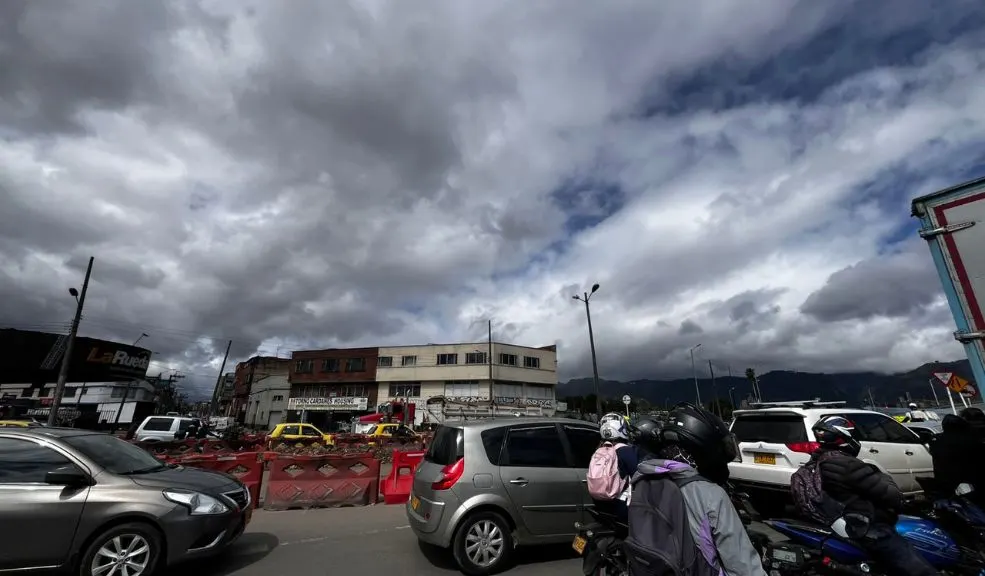 Bogotá en trancón total: obras en calle 13 con carrera 50 colapsan el occidente 1 Bogotá en trancón total: obras en calle 13 con carrera 50 colapsan el occidente Durante el martes, la intersección de calle 13 con carrera 50, en la localidad de Puente Aranda, se convirtió en el epicentro de un caos vehicular sin precedentes, producto de obras viales. Le contamos de cuáles se tratan y las vías alternas a tomar.