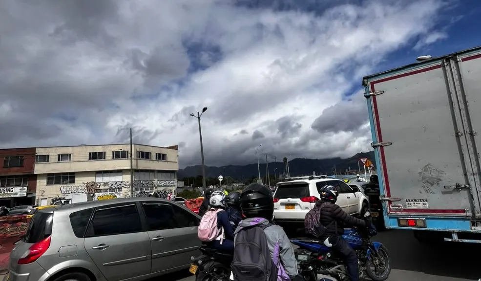 Bogotá en trancón total: obras en calle 13 con carrera 50 colapsan el occidente Durante el martes, la intersección de calle 13 con carrera 50, en la localidad de Puente Aranda, se convirtió en el epicentro de un caos vehicular sin precedentes, producto de obras viales. Le contamos de cuáles se tratan y las vías alternas a tomar.