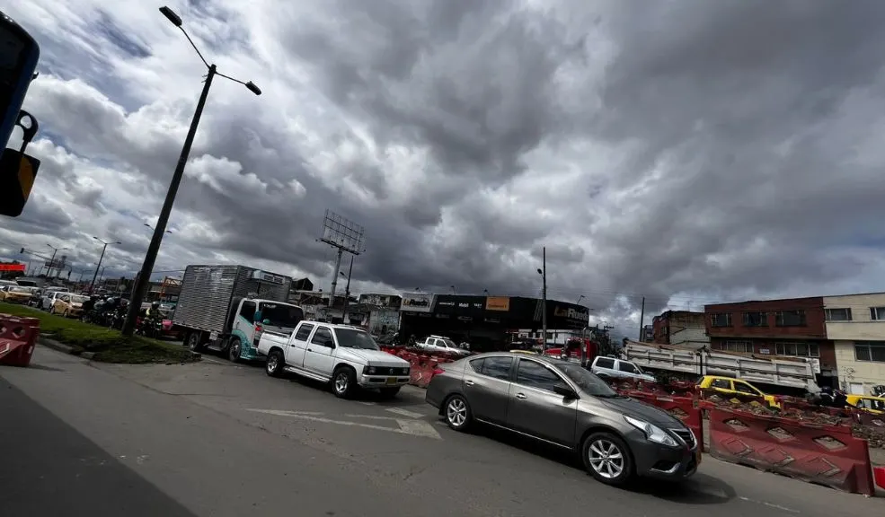 Bogotá en trancón total: obras en calle 13 con carrera 50 colapsan el occidente 2 Bogotá en trancón total: obras en calle 13 con carrera 50 colapsan el occidente Durante el martes, la intersección de calle 13 con carrera 50, en la localidad de Puente Aranda, se convirtió en el epicentro de un caos vehicular sin precedentes, producto de obras viales. Le contamos de cuáles se tratan y las vías alternas a tomar.