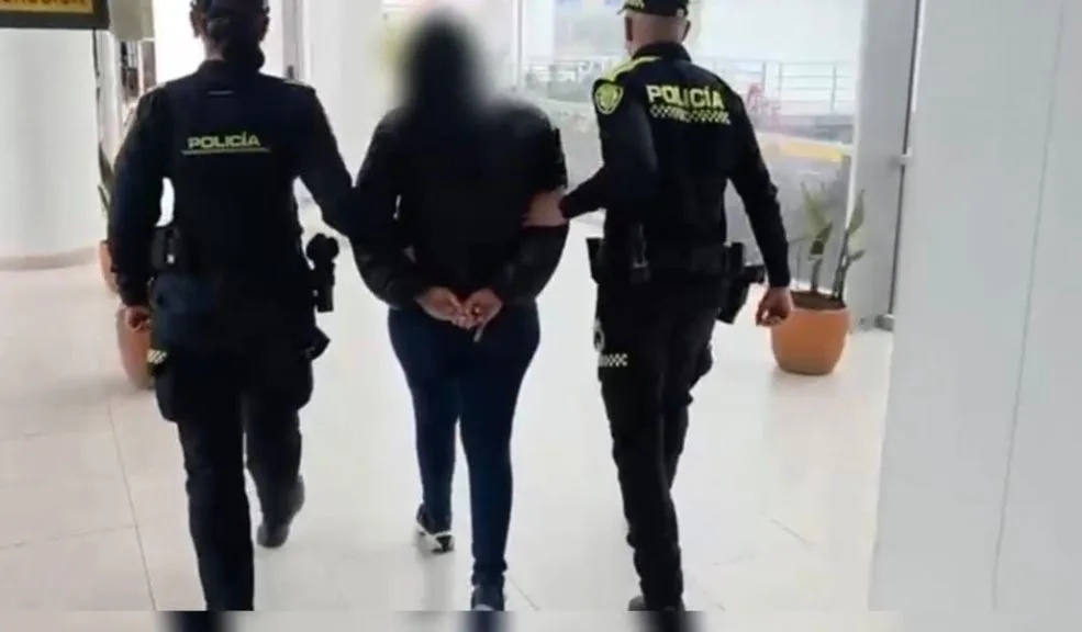 Soacha: Capturada alias 'Wendy', una de las más buscadas por homicidio ¡Capturan a alias 'Wendy'! Una de las 18 personas más buscadas en Soacha fue arrestada tras 18 meses de investigación. Está acusada de participación en un homicidio en 2024, motivado por una deuda relacionada con drogas.