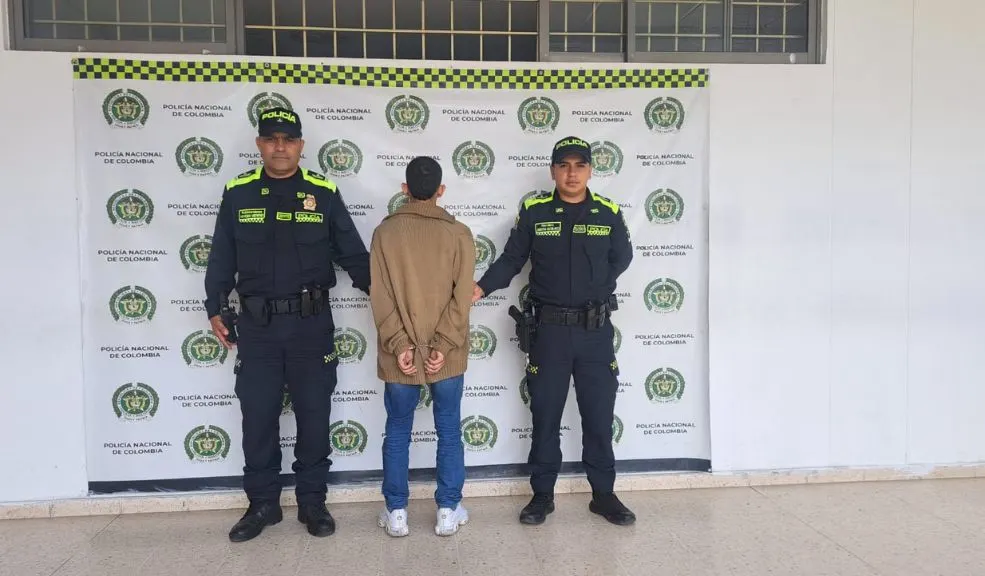 Capturado en Fusagasugá por el asesinato de Lisandro en un hecho de intolerancia En el sector de Chinauta, en Fusagasugá, un hombre identificado como Lisandro Torres Pabón murió tras una riña en un establecimiento comercial. El presunto agresor, identificado como J. Londoño, fue capturado por la Policía Nacional.