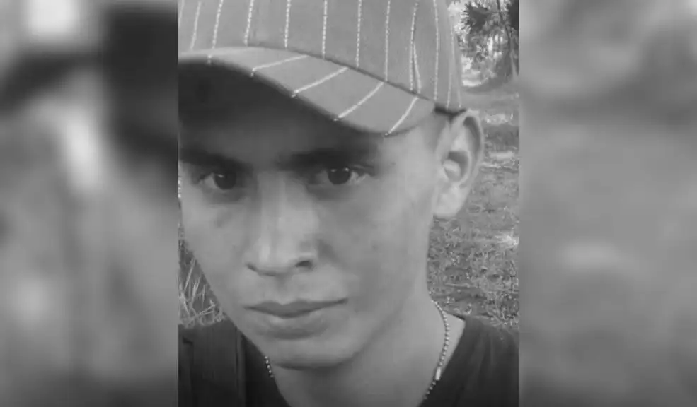 Capturado en Fusagasugá por el asesinato de Lisandro en un hecho de intolerancia En el sector de Chinauta, en Fusagasugá, un hombre identificado como Lisandro Torres Pabón murió tras una riña en un establecimiento comercial. El presunto agresor, identificado como J. Londoño, fue capturado por la Policía Nacional.