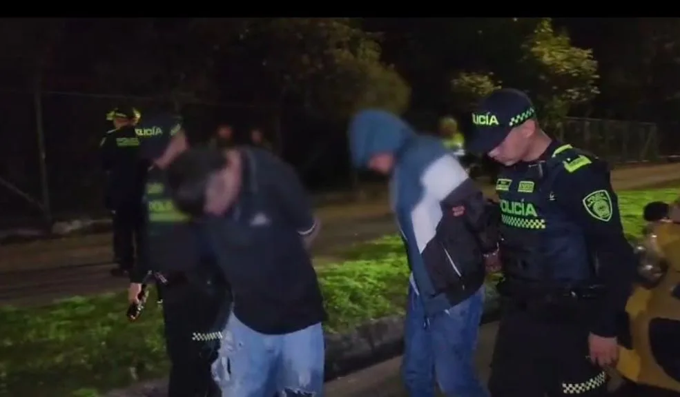 Capturados dos hombres que hurtaron un bus del SITP en Suba 1 Capturados dos hombres que hurtaron un bus del SITP en Suba La Policía de Bogotá detuvo a dos hombres que habían hurtado a pasajeros de un bus del SITP en Suba. Gracias a la denuncia ciudadana y a la rápida reacción de las patrullas, fueron interceptados cuando intentaban huir en un taxi.