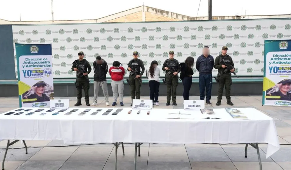Bogotá: Capturan a ‘Los Pepos’, banda que extorsionaba desde la cárcel El GAULA y la Fiscalía judicializaron a ‘Los Pepos’, la banda que desde la cárcel extorsionaba a ciudadanos en Bogotá y otras ciudades. Con falsos perfiles en redes sociales y cuentas bancarias, exigían dinero a sus víctimas.