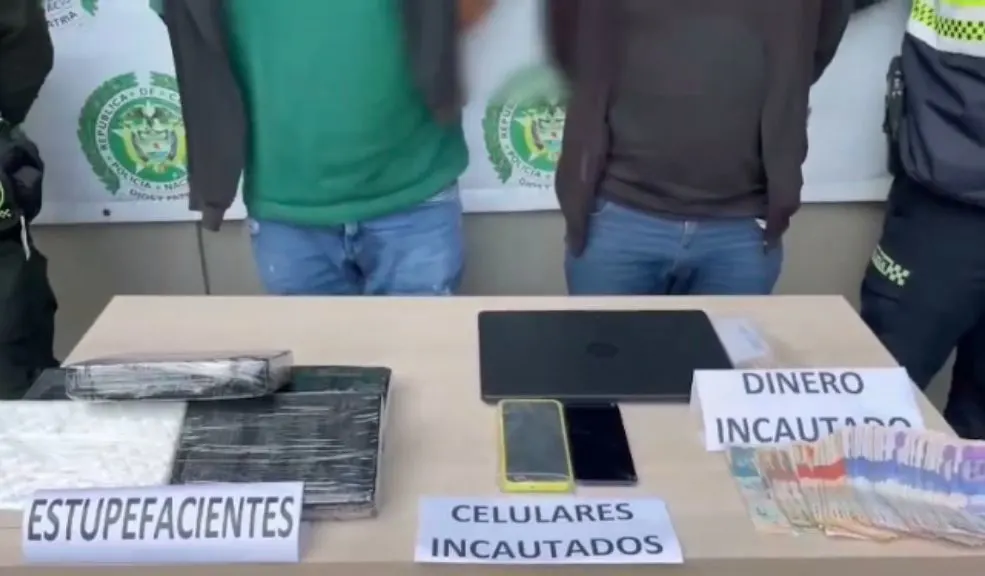 Cayeron dos personas con 5 kilos de droga en el norte de Bogotá 2 Cayeron dos personas con 5 kilos de droga en el norte de Bogotá Golpe al microtráfico en Bogotá: en Postales del Norte, la Policía capturó a dos hombres con más de 5 kilos de cocaína, dinero en efectivo y un carro cargado para distribución.