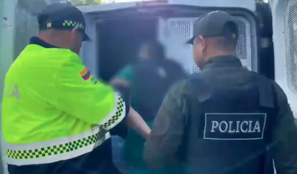 Cayeron dos personas con 5 kilos de droga en el norte de Bogotá 1 Cayeron dos personas con 5 kilos de droga en el norte de Bogotá Golpe al microtráfico en Bogotá: en Postales del Norte, la Policía capturó a dos hombres con más de 5 kilos de cocaína, dinero en efectivo y un carro cargado para distribución.