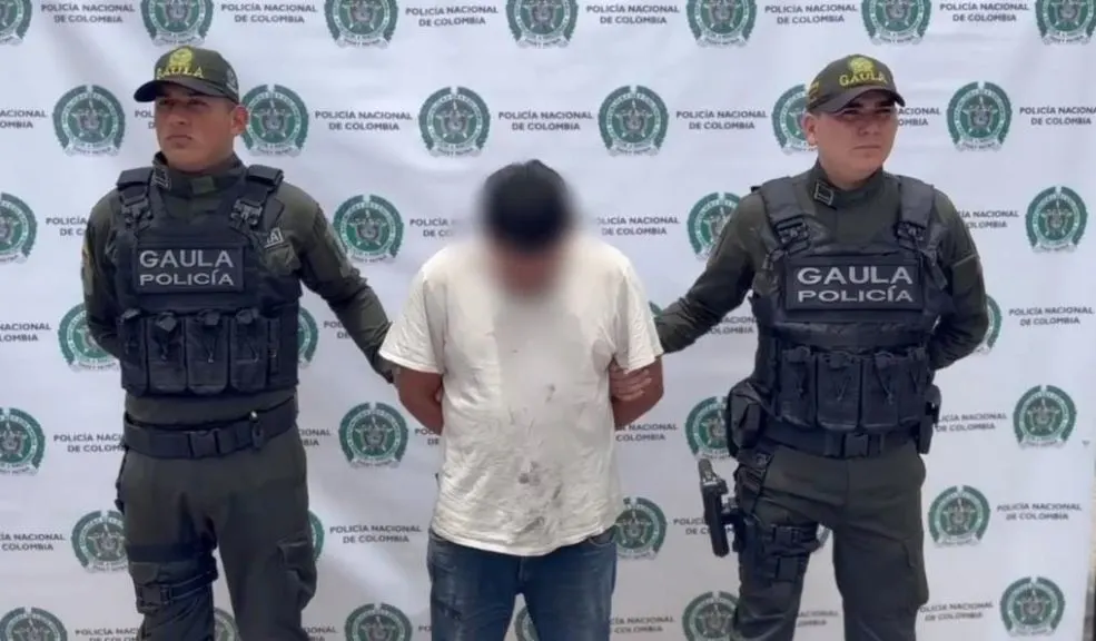 En Ciudad Verde cayó alias 'Alfredo': pedía $ 2 millones para devolver un carro robado 1 En Ciudad Verde cayó alias 'Alfredo': pedía $ 2 millones para devolver un carro robado Alias 'Alfredo', quien tenía casa por cárcel, exigía $ 2 millones para devolver un carro robado, pero el Gaula intervino y arruinó su plan, enviándolo de vuelta a prisión.