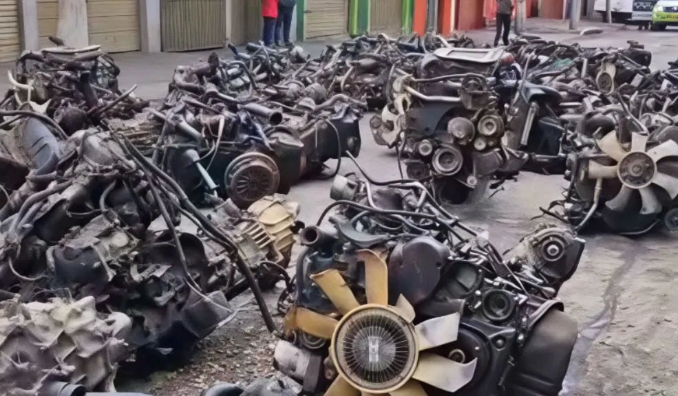 Cayó caleta de motores 'maquillados' en La Estanzuela 1 Cayó caleta de motores 'maquillados' en La Estanzuela La Policía descubrió en un sótano y varios locales de Los Mártires 250 motores de carros y camiones con seriales alterados, listos para ser vendidos en el mercado negro. El operativo, resultado de seis meses de investigación, hace parte de la ofensiva contra las mafias de autopartes. Solo en 2025 ya se han incautado más de 2.000 autopartes, 800 motores y recuperado 799 vehículos, lo que ha permitido reducir el hurto de carros en un 29 % en Bogotá.
