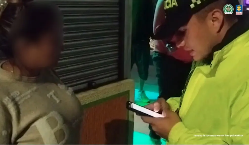 Cayó en Bogotá mujer de banda que drogaba y robaba hombres mayores en Manizales En Bogotá fue capturada una mujer que viajaba a Manizales para suministrar medicamentos a hombres mayores, dejarlos inconscientes y robarles sus pertenencias. Junto a ella fueron judicializadas otras dos mujeres que se dedicaban a lo mismo.