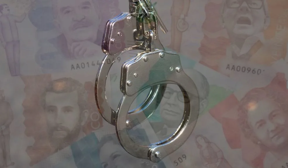 Cayó en Bogotá mujer de banda que drogaba y robaba hombres mayores en Manizales En Bogotá fue capturada una mujer que viajaba a Manizales para suministrar medicamentos a hombres mayores, dejarlos inconscientes y robarles sus pertenencias. Junto a ella fueron judicializadas otras dos mujeres que se dedicaban a lo mismo.