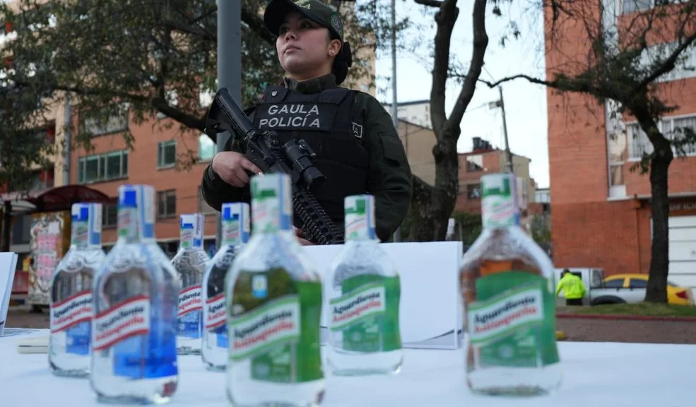 Cayó ‘La 57’: banda que drogaba y robaba en bares de Teusaquillo y Chapinero 3 Cayó ‘La 57’: banda que drogaba y robaba en bares de Teusaquillo y Chapinero Cayó ‘La 57’, la banda que drogaba con tragos a sus víctimas en Chapinero y Teusaquillo para robarles plata, pertenencias y hasta sacar préstamos millonarios a su nombre.