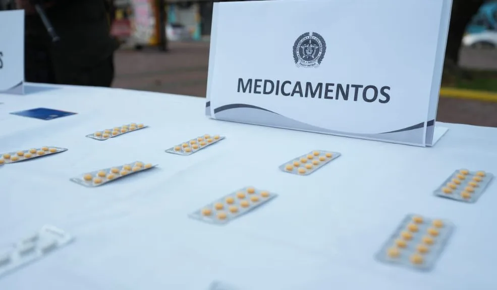 Cayó ‘La 57’: banda que drogaba y robaba en bares de Teusaquillo y Chapinero 2 Cayó ‘La 57’: banda que drogaba y robaba en bares de Teusaquillo y Chapinero Cayó ‘La 57’, la banda que drogaba con tragos a sus víctimas en Chapinero y Teusaquillo para robarles plata, pertenencias y hasta sacar préstamos millonarios a su nombre.