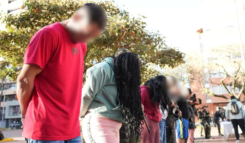Cayó ‘La 57’: banda que drogaba y robaba en bares de Teusaquillo y Chapinero 1 Cayó ‘La 57’: banda que drogaba y robaba en bares de Teusaquillo y Chapinero Cayó ‘La 57’, la banda que drogaba con tragos a sus víctimas en Chapinero y Teusaquillo para robarles plata, pertenencias y hasta sacar préstamos millonarios a su nombre.