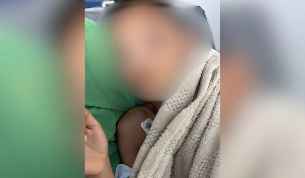 Chapinero: grave lesión de un niño en una reconocida tienda de ropa Un espejo gigante cayó sobre dos niños dentro de una reconocida tienda ubicada en Chapinero. Uno de los menores, de 12 años, terminó con fractura nasal y su madre exige respuestas: denuncia que no hubo protocolo de emergencia y que querían trasladar al niño en taxi pese a estar inconsciente.