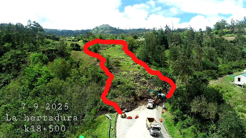 Cierre total en la vía Bogotá-Villavicencio por derrumbe Desde la madrugada de este domingo se presentó el cierre total de la vía Bogotá- Villavicencio por la caía de material. Hasta el momento, personal sigue trabajando en la recolección de escombros para abrir la vía.