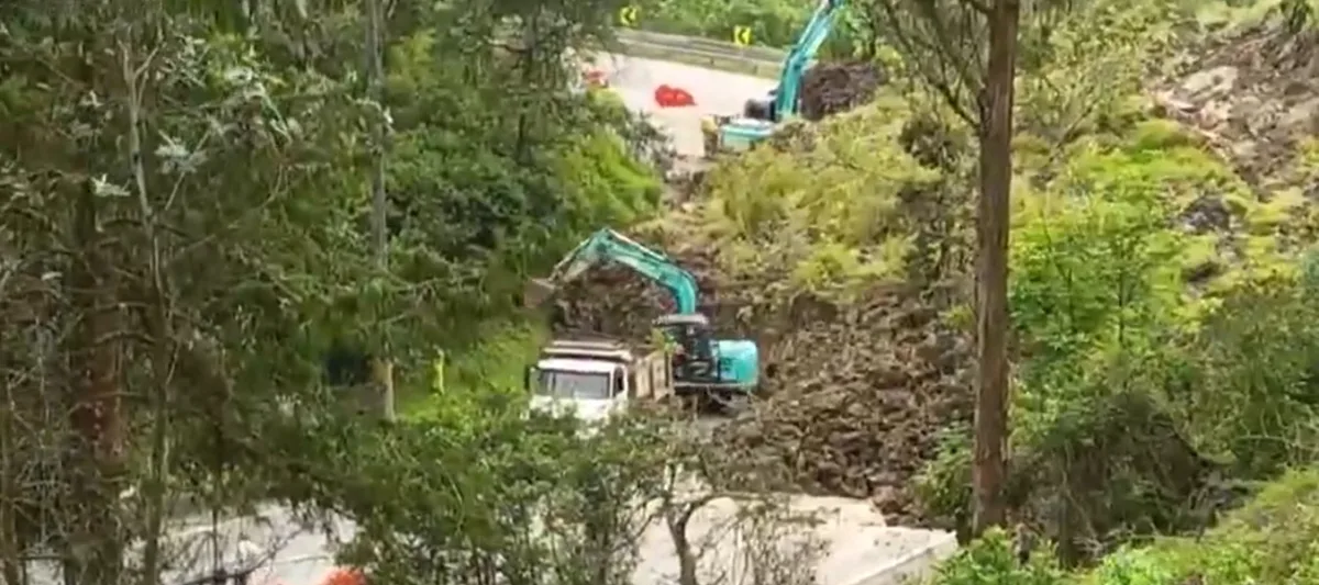 Cierre total en la vía Bogotá-Villavicencio por derrumbe Desde la madrugada de este domingo se presentó el cierre total de la vía Bogotá- Villavicencio por la caía de material. Hasta el momento, personal sigue trabajando en la recolección de escombros para abrir la vía.