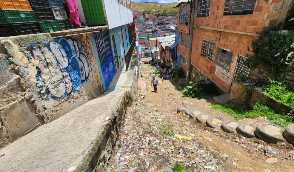 Ciudad Bolívar: a bala mataron a Walter Hernández y a otro hombre en su casa En una de las olvidadas y destapadas calles del barrio Caracolí (Ciudad Bolívar), se presentó un ataque a bala que cobró la vida de dos personas que se encontraban dentro de una humilde vivienda de este sector.