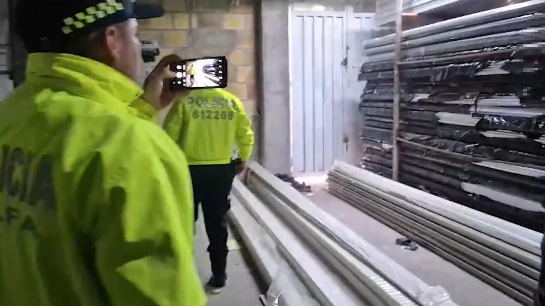 Ciudad Bolívar: incautan 1.200 millones de pesos en aluminio de contrabando La Policía incautó más de 7,000 unidades de perfilería de aluminio, avaluadas en $1.287 millones, escondidas en casas de Ciudad Bolívar usadas como bodegas clandestinas. El material ilegal, traído de Asia, se vendía sin facturas y a precios bajos.