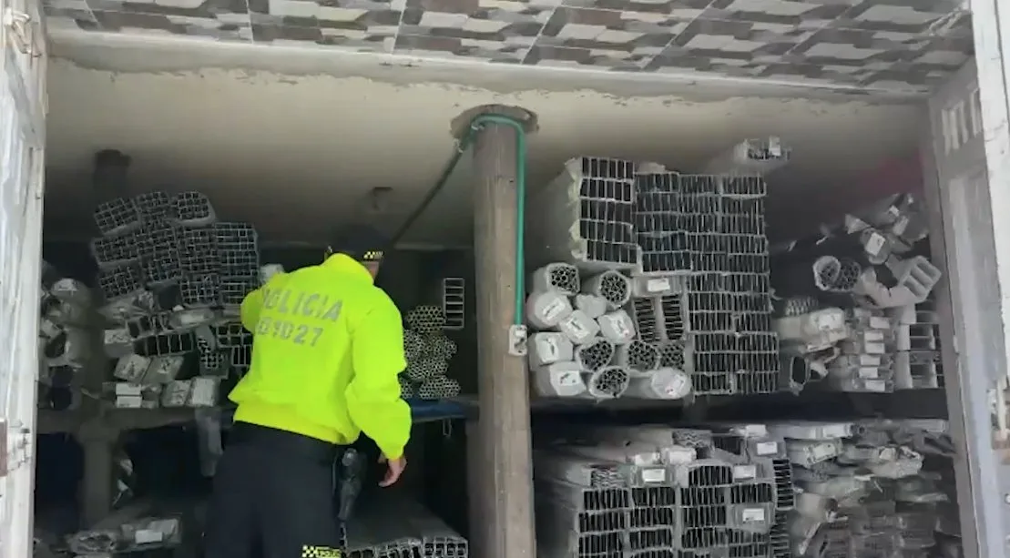 Ciudad Bolívar: incautan 1.200 millones de pesos en aluminio de contrabando La Policía incautó más de 7,000 unidades de perfilería de aluminio, avaluadas en $1.287 millones, escondidas en casas de Ciudad Bolívar usadas como bodegas clandestinas. El material ilegal, traído de Asia, se vendía sin facturas y a precios bajos.