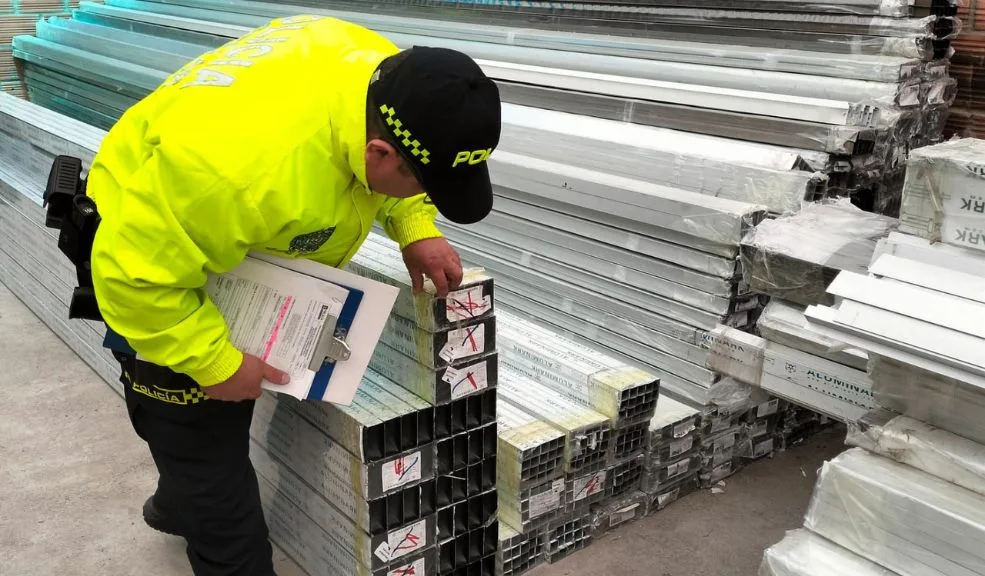 Ciudad Bolívar: incautan 1.200 millones de pesos en aluminio de contrabando La Policía incautó más de 7,000 unidades de perfilería de aluminio, avaluadas en $1.287 millones, escondidas en casas de Ciudad Bolívar usadas como bodegas clandestinas. El material ilegal, traído de Asia, se vendía sin facturas y a precios bajos.