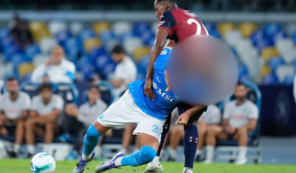 Como Dios lo trajo al mundo: Mina se viralizó por curiosa imagen 1 Como Dios lo trajo al mundo: Mina se viralizó por curiosa imagen Yerry Mina fue protagonista de un hecho inusual, pues mientras jugaba con el Cagliari ante el Nápoli, literalmente lo vieron como Dios lo trajo al mundo. Hasta le sacaron memes.