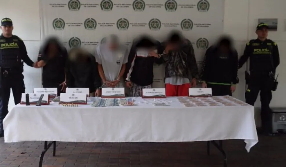 En Ciudad Bolívar: cayeron con droga, munición y hasta billete sucio ¡Les cayó la ley en Caracolí! Seis pillos fueron sorprendidos con más de 2.200 gramos de droga, municiones, plata y hasta celulares. La persecución terminó destapando la ‘olla’ que tenía azotado a Ciudad Bolívar.