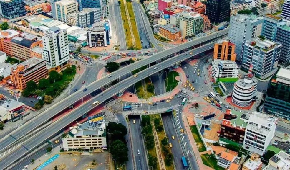 Cuídese de los trancones: cierran puente de la calle 100 todo el fin de semana 1 Cuídese de los trancones: cierran puente de la calle 100 todo el fin de semana La movilidad en el norte de Bogotá tendrá un nuevo reto este fin de semana. La Secretaría Distrital de Movilidad informó que, a partir de las 10:00 de la noche de este viernes 12 de septiembre, se cerrará por completo el puente vehicular ubicado en la intersección de la avenida Calle 100 con Carrera 15, en sentido occidente-oriente.
