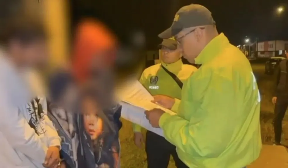 Cundinamarca: desmantelan banda ‘Los de la Esperanza’, dedicada al microtráfico El trabajo articulado entre la Policía Nacional y la Fiscalía General de la Nación permitió desmantelar la banda ‘Los de la Esperanza’, que tenía azotados a los departamentos de Cundinamarca y Boyacá con la venta de estupefacientes.