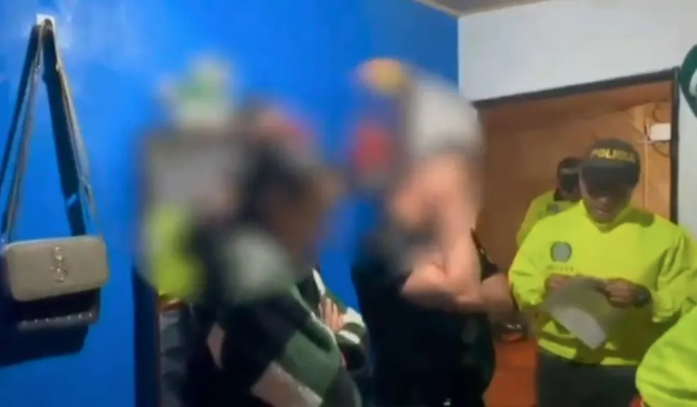 Cundinamarca: desmantelan banda ‘Los de la Esperanza’, dedicada al microtráfico El trabajo articulado entre la Policía Nacional y la Fiscalía General de la Nación permitió desmantelar la banda ‘Los de la Esperanza’, que tenía azotados a los departamentos de Cundinamarca y Boyacá con la venta de estupefacientes.
