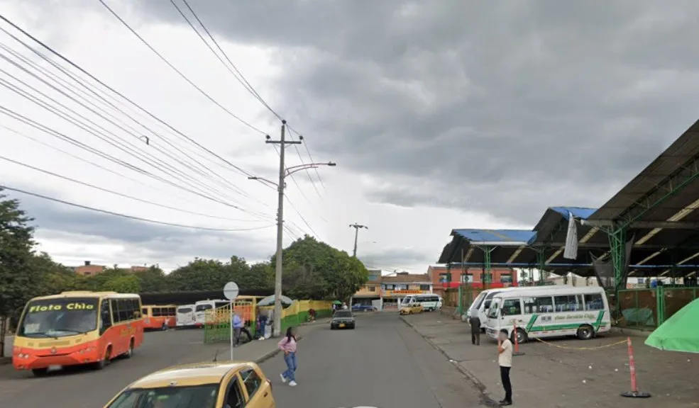 Cundinamarca: piden justicia por Miguel, quien habría muerto a manos de un policía en Chía 2 Cundinamarca: piden justicia por Miguel, quien habría muerto a manos de un policía en Chía Miguel Fernando Soto Arévalo perdió la vida tras recibir un disparo a manos de un policía en Chía, Cundinamarca. Su familia denuncia que, pese a los ruegos de auxilio, no recibió atención inmediata.
