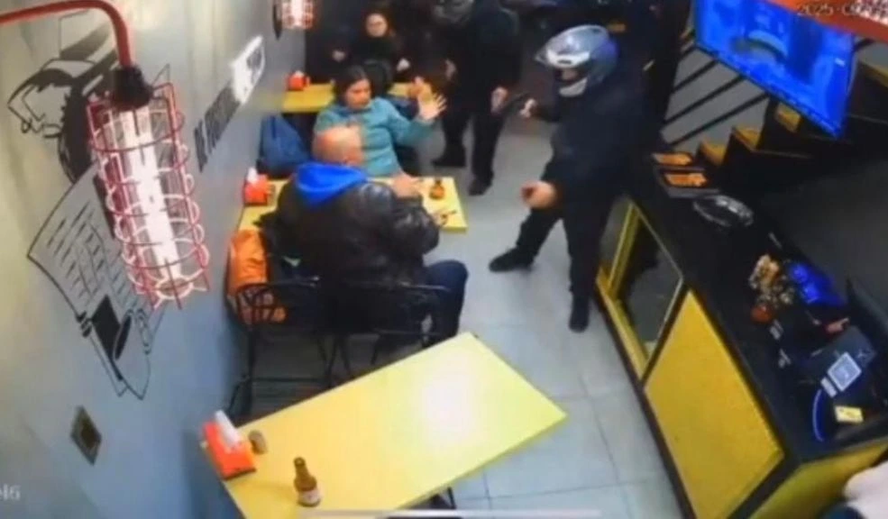 En Usaquén: robaron una pizzería a mano armada 2 En Usaquén: robaron una pizzería a mano armada Dos sujetos armados robaron una pizzería en el barrio Cedritos, localidad de Usaquén, y se presume que también son responsables de otro atraco en el mismo sector.